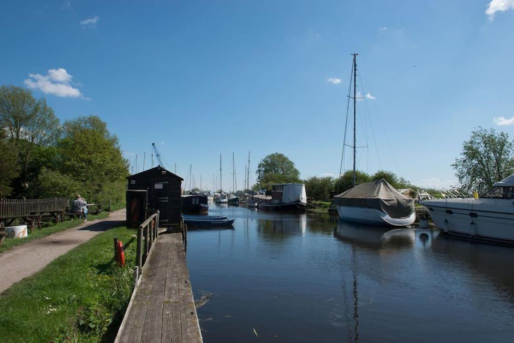 Navigation Cottage On The Historic Sea Lock Overlooking The Nature Reserve Молдон Экстерьер фото