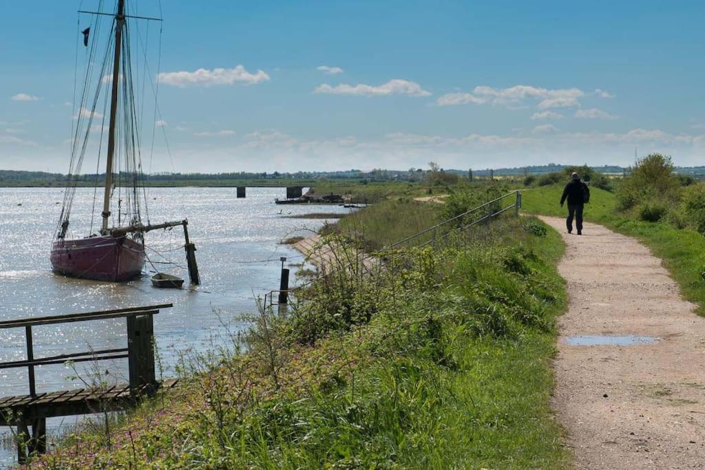 Navigation Cottage On The Historic Sea Lock Overlooking The Nature Reserve Молдон Экстерьер фото